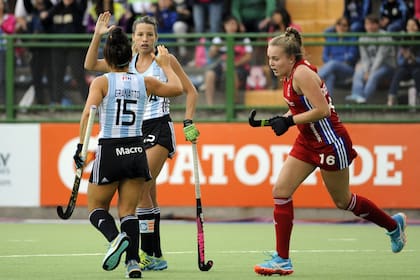 El festejo del gol entre Merino y Granatto, en el segundo amistoso ante Gran Bretaña