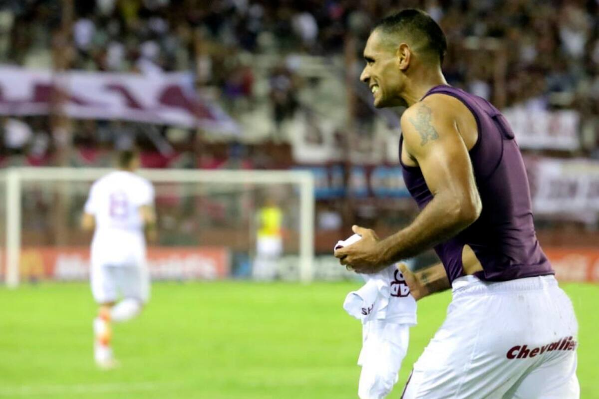 El festejo del goleador, que fue amonestado por haberse quitado la camiseta; Sand hizo la diferencia en el final del partido.