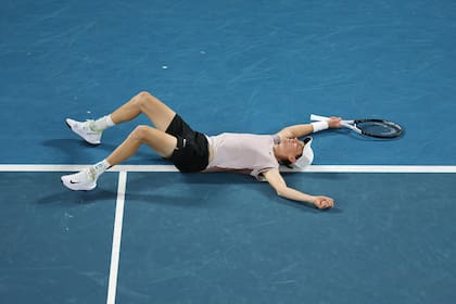 El festejo del italiano Jannik Sinner (22 años), que venció al ruso Daniil Medvedev en la final del Australian Open, obteniendo su primer título de Grand Slam