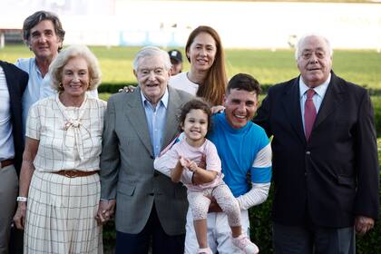 El festejo del jockey Martín Valle con su hija Venecia, junto a Juan Carlos Bagó, su señora Miriam, Coco Valle y parte del equipo de Firmamento