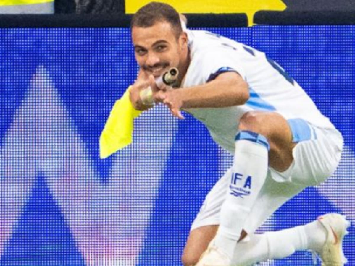 Un futbolista de Israel fue expulsado tras hacer el gesto de un arma de fuego con el banderín de córner