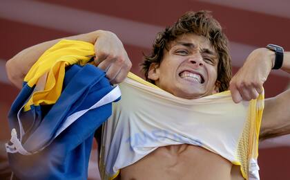 El festejo del niño maravilla del atletismo, el sueco Armand Duplantisen, en el Campeonato Mundial en Eugene, Oregon.