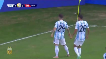 El festejo del Papu Gómez tras marcar un gol contra Paraguay