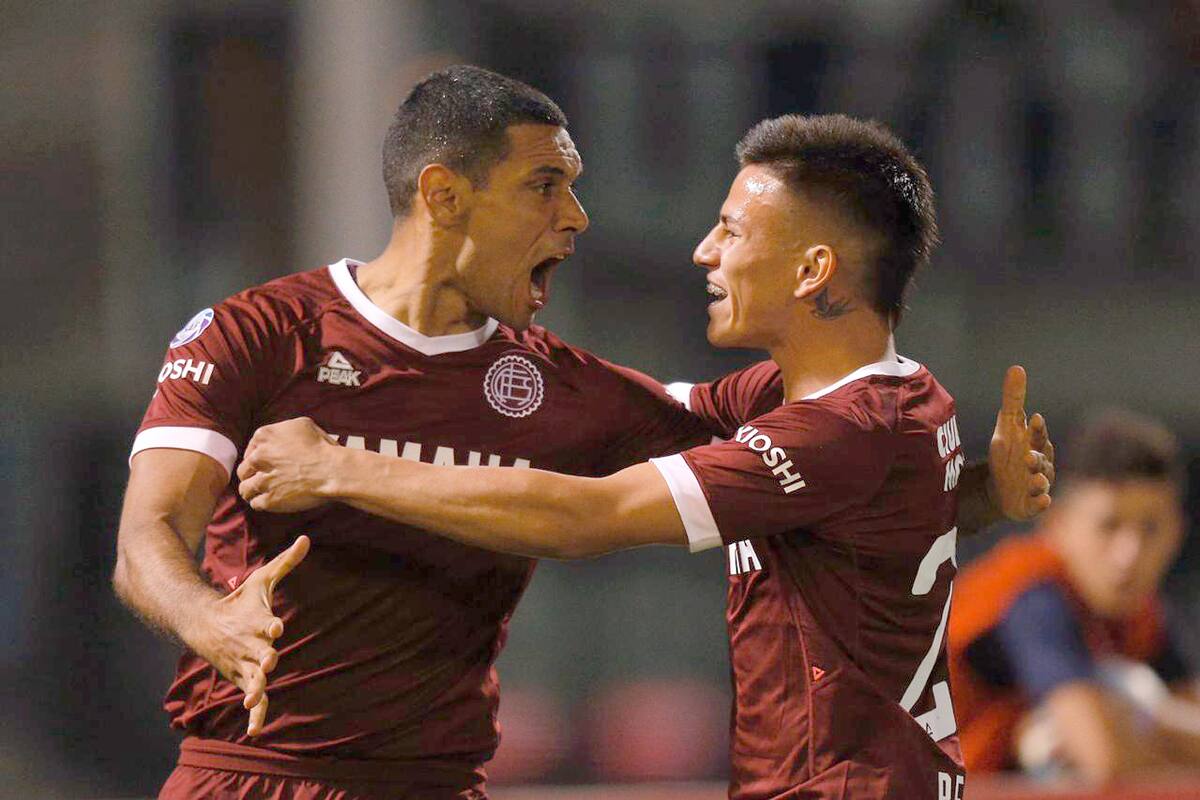 El festejo del penal convertido por José Sand, de Lanús