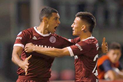 El festejo del penal convertido por José Sand, de Lanús