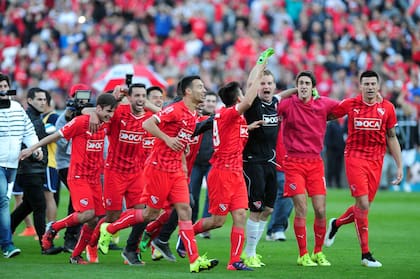 El festejo del plantel de Independiente, que acumula 23 partidos de ventaja sobre Racing en el historial