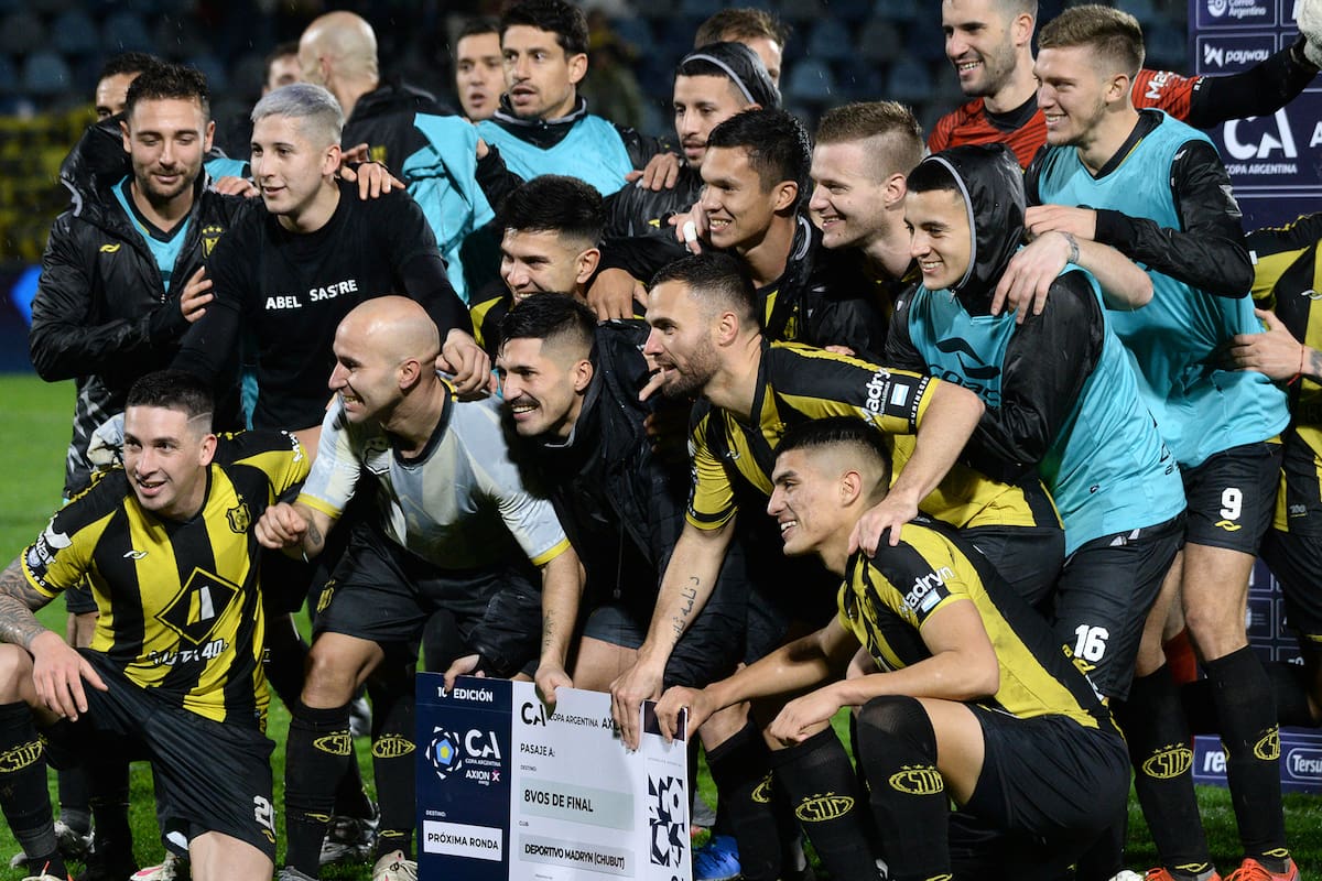 El festejo del plantel de Madryn tras eliminar a Tigre por la Copa Argentina.