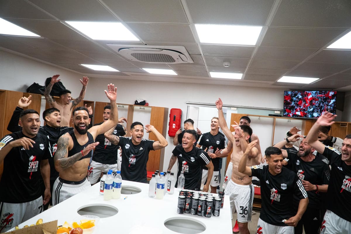 El festejo del plantel de Riestra en la intimidad del vestuario del Monumental: el Malevo desanda un torneo de ensueño
