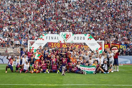 El festejo del plantel de Torreense con el trofeo y los hinchas, tras vencer a Sporting en el estadio Nacional