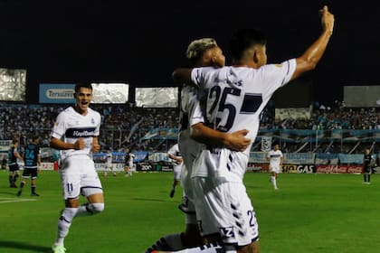El festejo del primer gol de Gimnasia que abrió el marcador, ante Atlético Tucumán