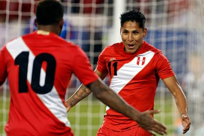 El festejo del segundo gol de Perú marcado por Ruidíaz