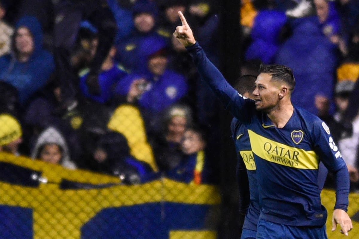 El festejo del segundo gol; Zárate marcó bajo la lluvia
