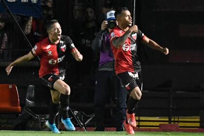 El festejo del segundo tanto de Colón, con la autoría del colombiano Morelo