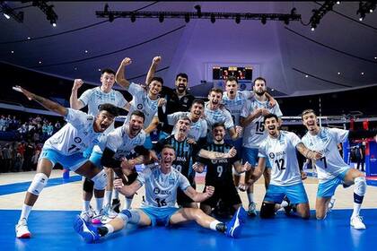 El festejo del seleccionado argentino luego del triunfo inolvidable ante Estados Unidos, en la Nations League de voleibol