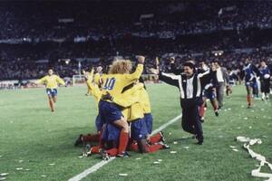 El festejo del seleccionado colombiano por el 5-0 a la Argentina en la cancha de River se extendió a esa noche y la llegada a Bogotá, donde el equipo fue recibido por 70.000 hinchas.