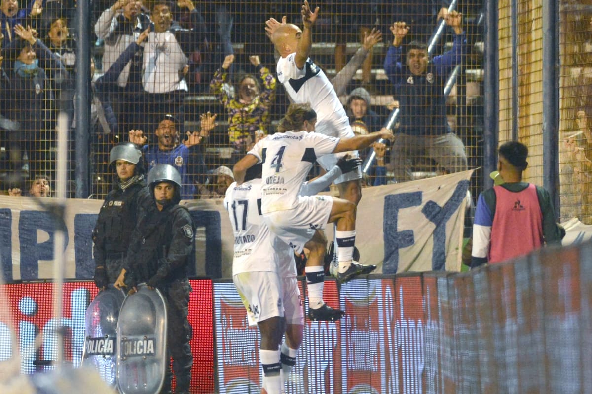 El festejo del Tanque Silva, autor del único gol de la noche en el Bosque