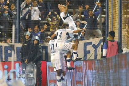 El festejo del Tanque Silva, autor del único gol de la noche en el Bosque