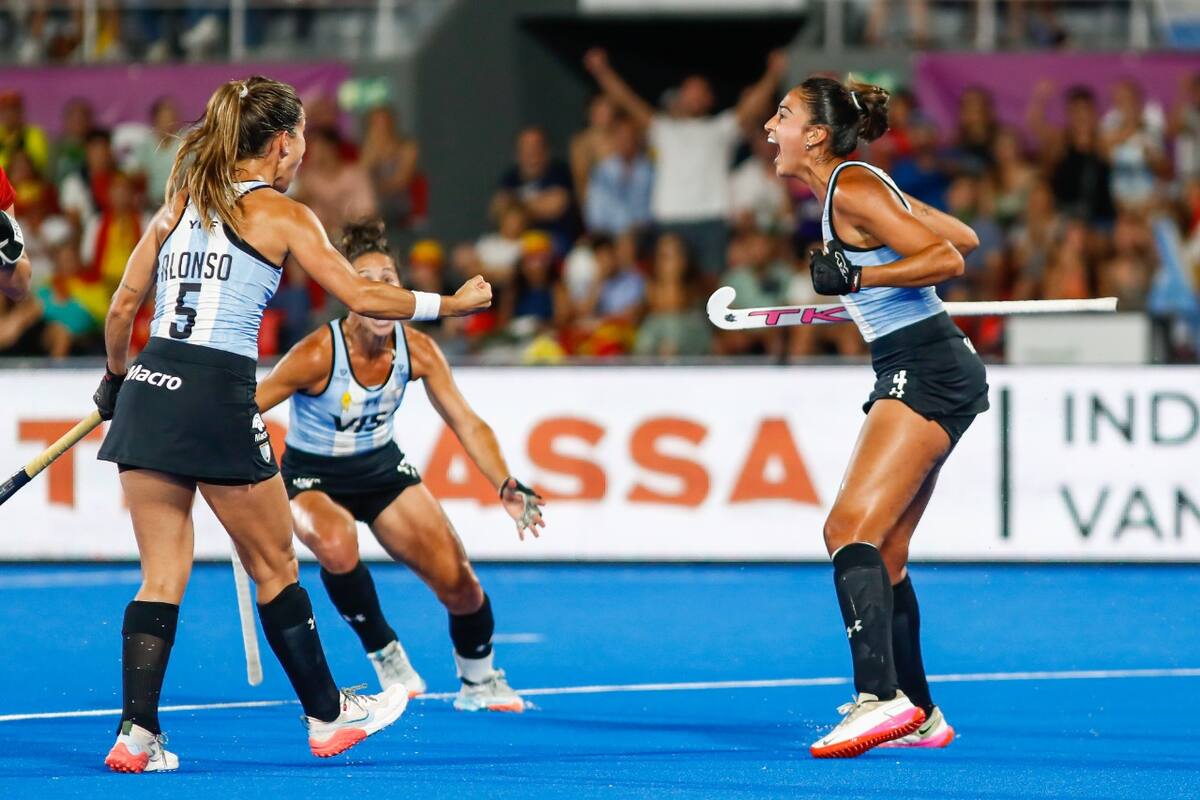 El festejo del tanto de Valentina Raposo frente a España