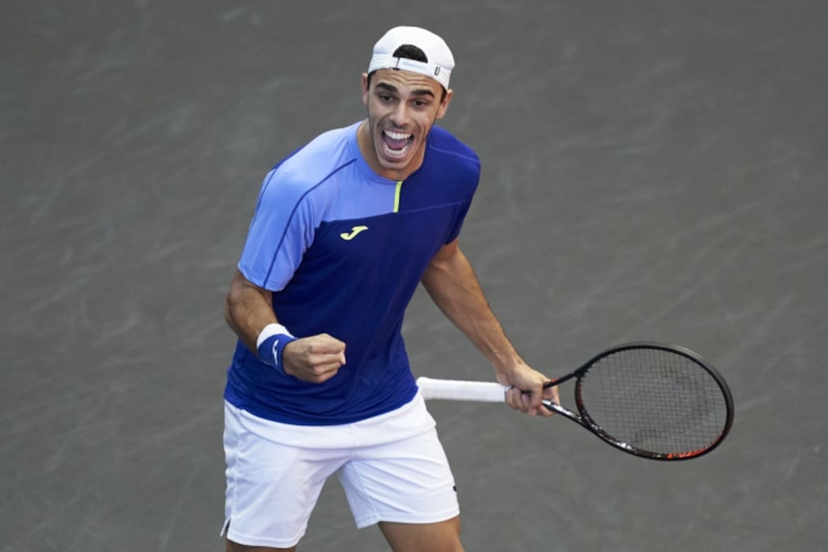 El festejo del tenista argentino Francisco Cerúndolo ante el francés Manuel Guinard, en los 8vos de final del ATP 250 de Gijón, en España