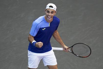 El festejo del tenista argentino Francisco Cerúndolo ante el francés Manuel Guinard, en los 8vos de final del ATP 250 de Gijón, en España