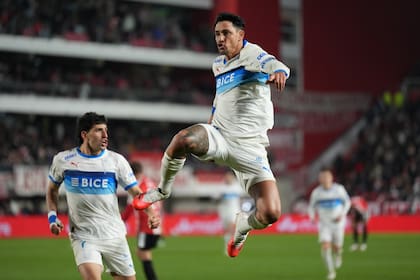 El festejo del Toro: Fernando Zampedri anotó el gol del empate de Universidad Católica ante Estudiantes; el artillero es seis veces goleador del fútbol chileno