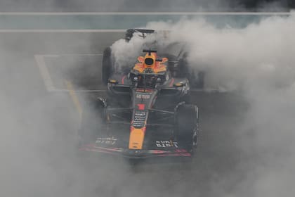 El festejo, dibujando trompos, de Max Verstappen en el Gran Premio de Abu Dhabi; el neerlandés suma triunfos y récords en la Fórmula 1