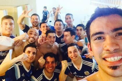 El festejo en el vestuario argentino tras el triunfo ante Brasil