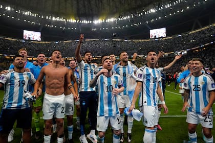 El festejo en la inmensidad del Lusail con los hinchas argentinos; la selección consiguió un logro inolvidable