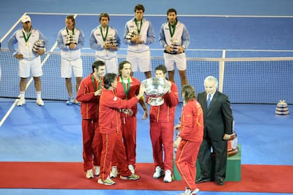 El festejo español tras una histórica victoria; detrás la desazón del equipo argentino