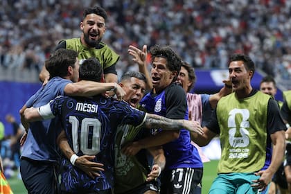 El festejo eufórico en el triunfo de Argentina ante Inglaterra, entre titulares y suplentes