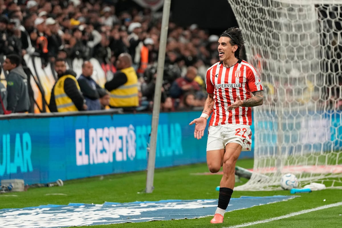 El festejo feliz de Alexis Castro al convertir el golazo en el Arena Corinthians que clasificó a Estudiantes a la semifinal de la Copa Libertadores.
