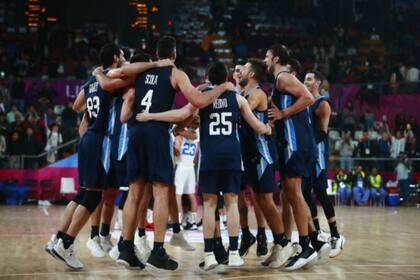 El festejo final de la selección de básquetbol: un oro que resume el compromiso de este grupo antes del Mundial de China