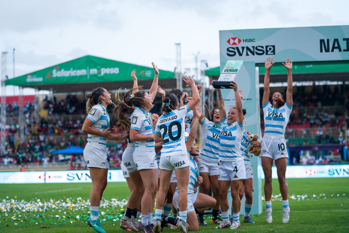 El festejo final de las Yaguaretés con la copa en el Seven de Nairobi