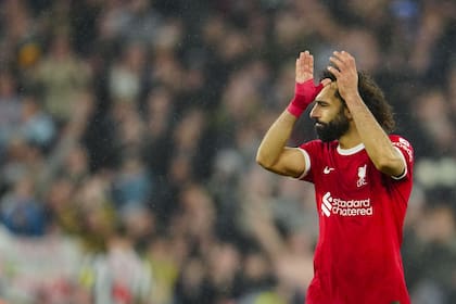 El festejo final de Mohamed Salah tras el 4-2 de Liverpool sobre Newcastle por la Premier League; el egipcio es el quinto futbolista que acumula 150 o más tantos en la liga inglesa.