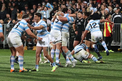 El festejo general después del pitazo final: los Pumas habían conquistado Nueva Zelanda
