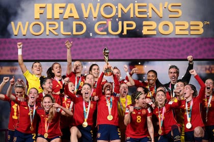 El festejo grupal de España: son justas campeonas por el juego demostrado a lo largo del Mundial en Oceanía
