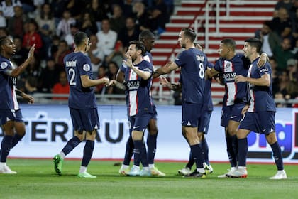 El festejo grupal de PSG después del gran gol de Messi, que marcó el 2-0 parcial contra Ajaccio