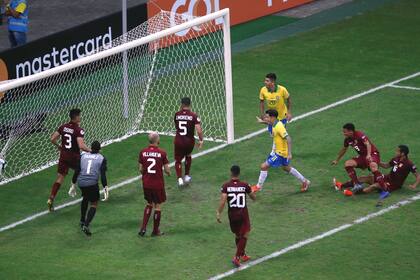 El festejo que no fue: Coutinho celebra, pero el árbitro anuló el gol a instancias del VAR por fuera de juego de Firmino
