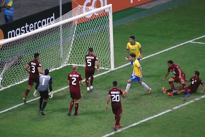 El festejo que no fue: Coutinho celebra, pero el árbitro anuló el gol a instancias del VAR por fuera de juego de Firmino