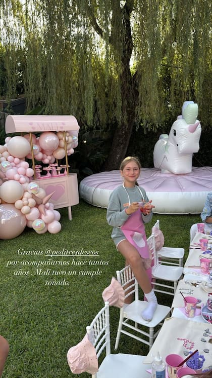 El festejo se realizó al aire libre; hubo un carrito de waffles, algodón de azúcar y pocholos y un inflable para saltar (Foto: Instagram @zaira_nara)