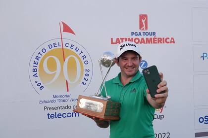 El festejo "selfie" de Alejandro Tosti en el Abierto del Centro