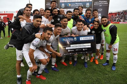 El festejo y el cheque para Central Córdoba después de eliminar a Estudiantes, por la Copa Argentina