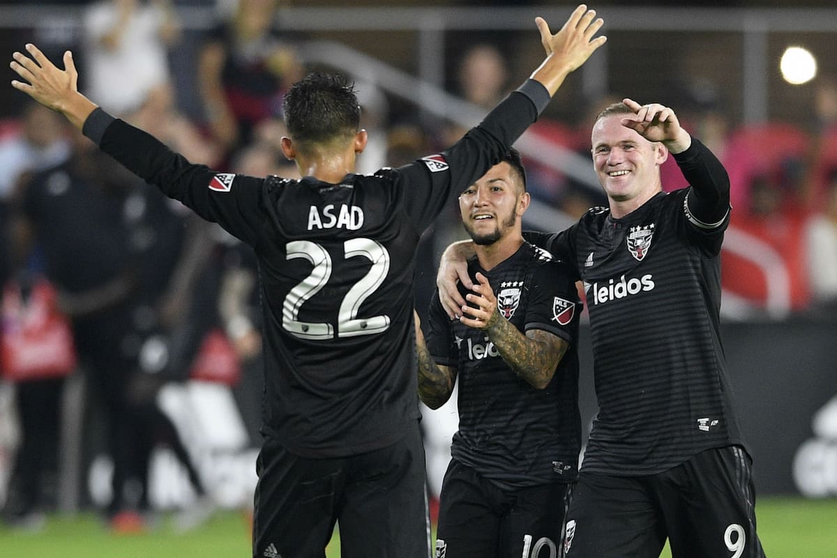 El festejo: Yamil Asad celebra con Acosta y Rooney