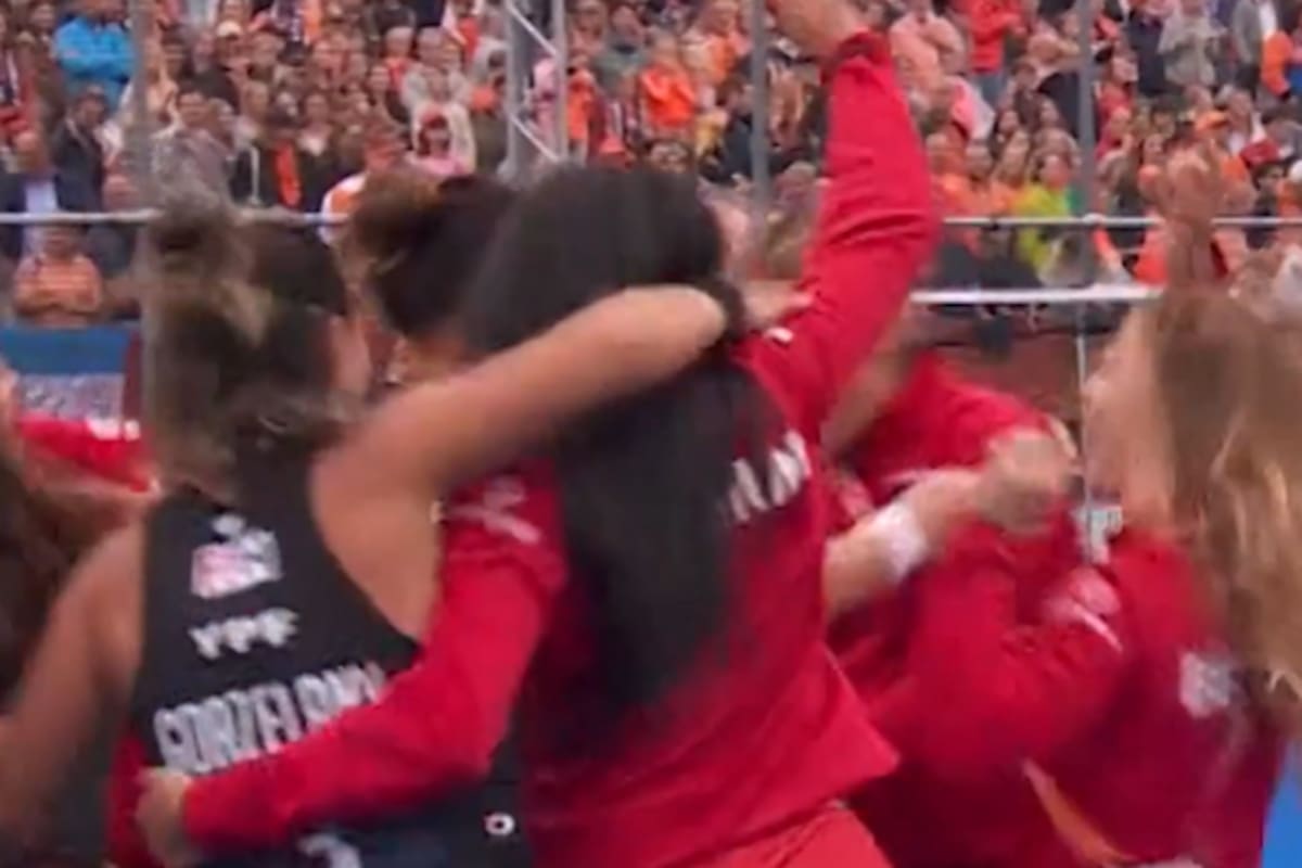 El festejos de las jugadoras de Bélgica junto a las Leonas