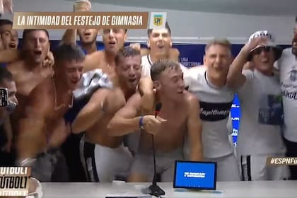 El festejos de los jugadores de Gimnasia en la sala de prensa, tras la victoria sobre Estudiantes por 2-1