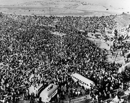 El festival gratuito de Altamont Speedway atrajo a una multitud de 300.000 personas.