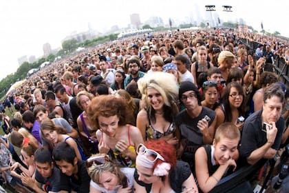 El festival Lollapalooza de Chicago quiere volver a la "vieja normalidad" a finales de julio; a la modalidad de encuentros como éste, de 2010, pero con certificado de vacunación o test Covid-19 negativo