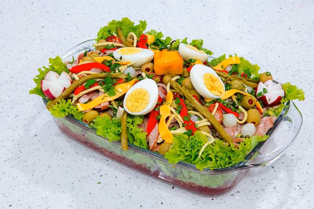 El fiambre tradicional guatemalteco se prepara con una mezcla de carnes, embutidos, quesos, verduras y encurtidos