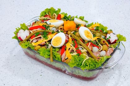 El fiambre tradicional guatemalteco se prepara con una mezcla de carnes, embutidos, quesos, verduras y encurtidos