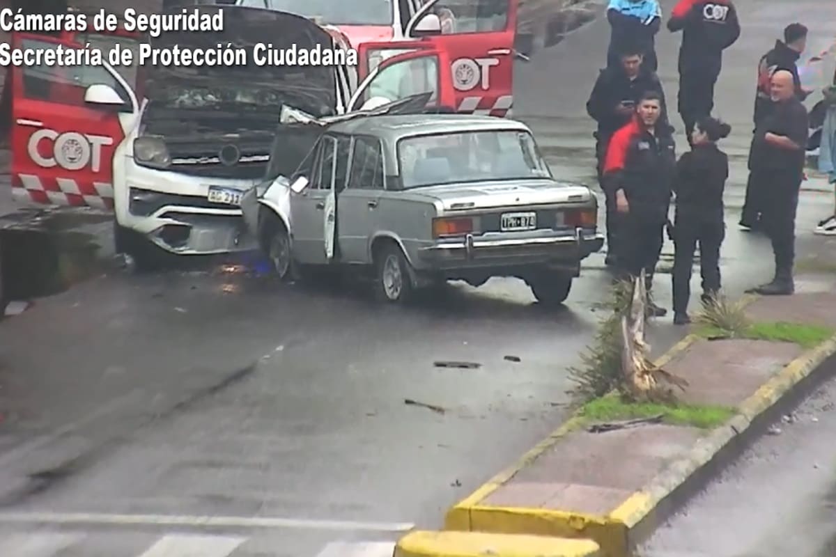 El Fiat 125 y la camioneta del COT de Tigre, en Ruta 202 y Quintanilla, Don Torcuato